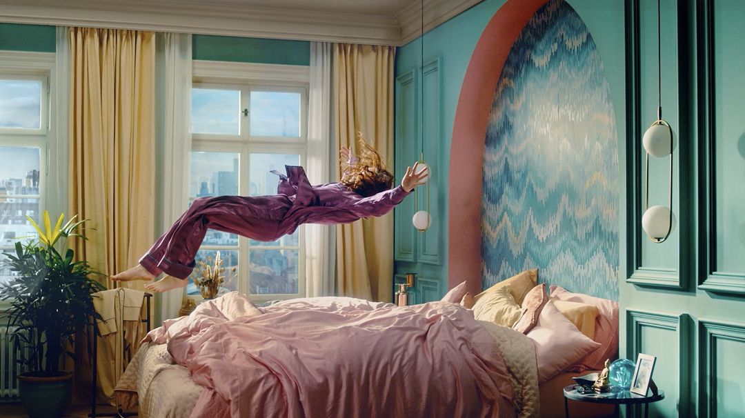 Άτομο που πέφτει πάνω σε ένα κρεβάτι